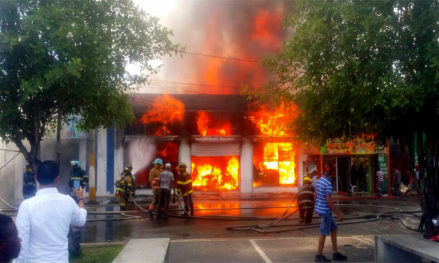 En Santiago incendio afectó varias viviendas y un almacén…