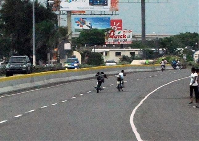 EN SANTIAGO, mueren tres personas en supuesta carrera de motocicletas
