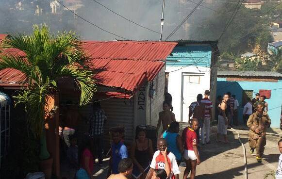 Incendio destruyó al menos 10 casas en sector de Santiago…
