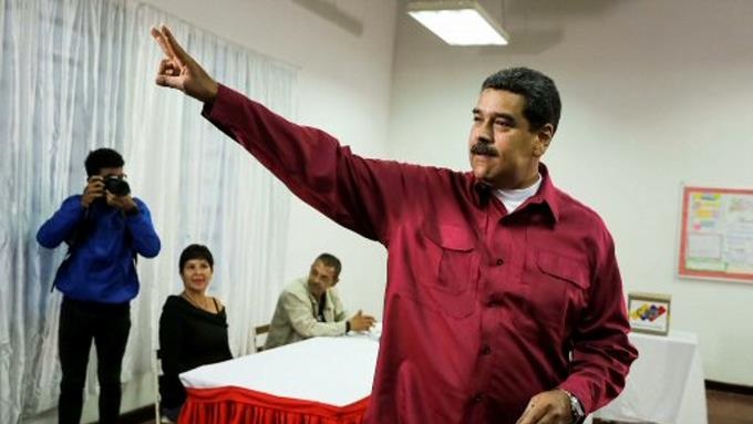 Maduro votó el primero en su centro en los comicios con que busca reelección
