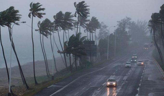 La tormenta Alberto llega al noroeste de Florida y azota playas