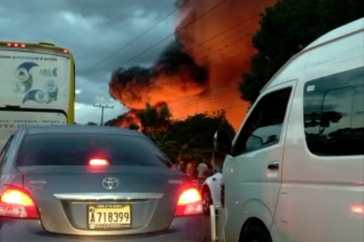 EN LA VEGA, incendio deja a decenas de personas varadas en la autopista Duarte