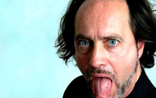 Comediante muere en escenario durante monólogo en Londres