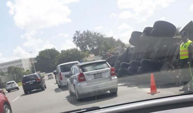 Patana cargada de cemento se vuelca en la Ave. Luperón con 27 de Febrero